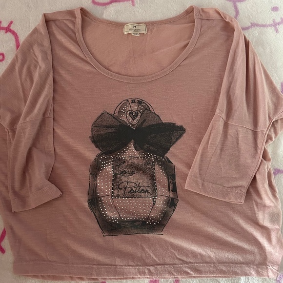 $6.99 SHIPPING 💖Perfume Bottle Printed Loose Fitting Shirt 💖 - Picture 1 of 3